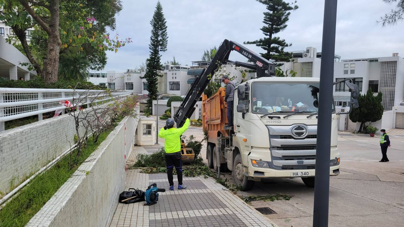 吊臂車於屋苑道路作業