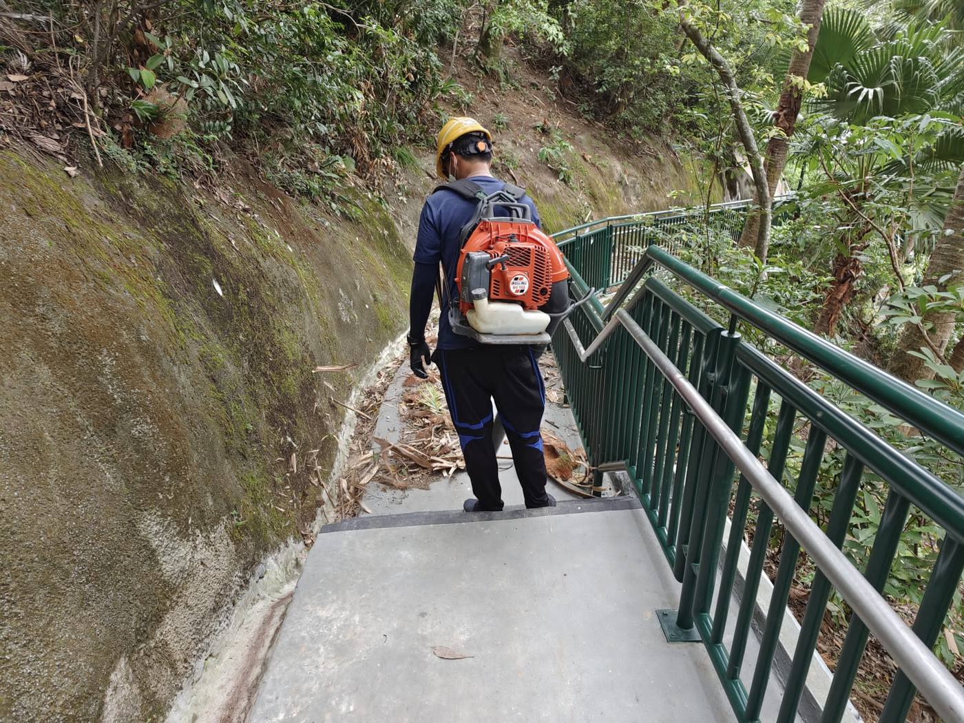 以吹葉機清理步道