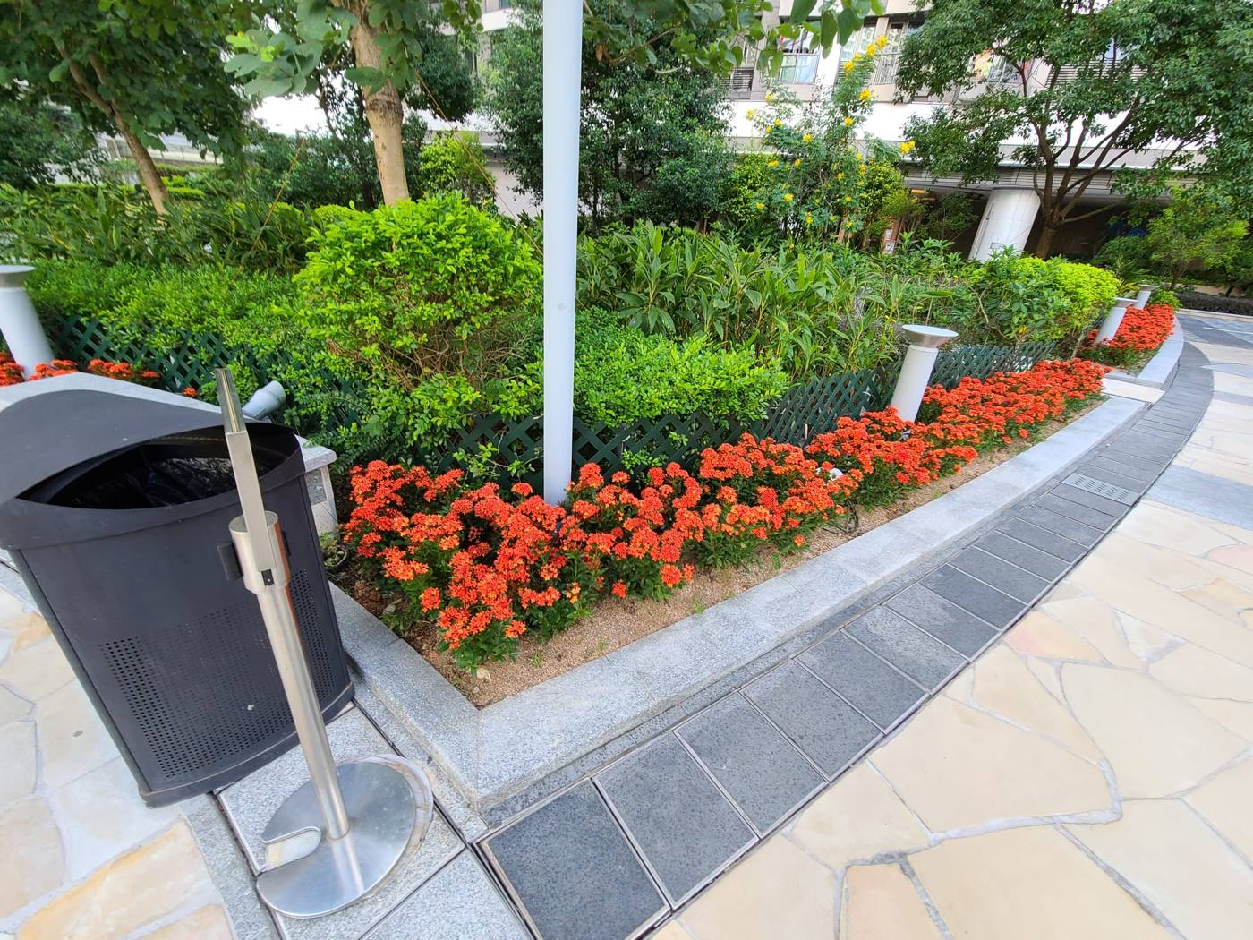 完工後的花槽及園林