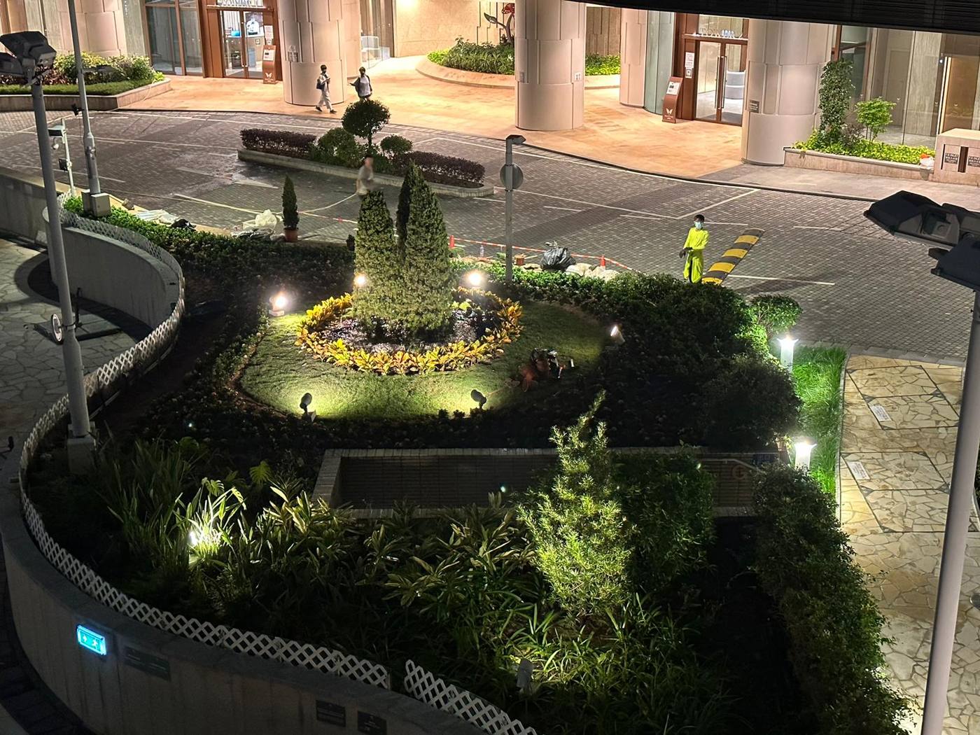 完工後的夜間園景